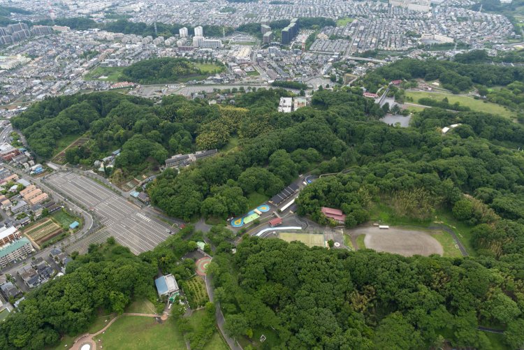 上空東側から見たこどもの国。左手は臨時駐車場。今回の散策の最後に訪れる元軍用線の支線終点があった地点。　2014年5月27日撮影
