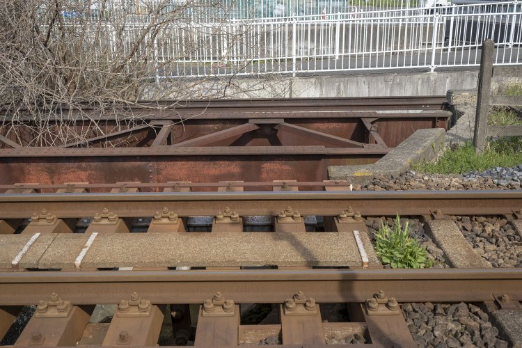 ガーダー橋が並ぶ姿。手前のこどもの国線の橋桁は軍用線から継承されているのか判別できなかったが、もし架け替えられていなければ、今なお現役の軍用線施設である。