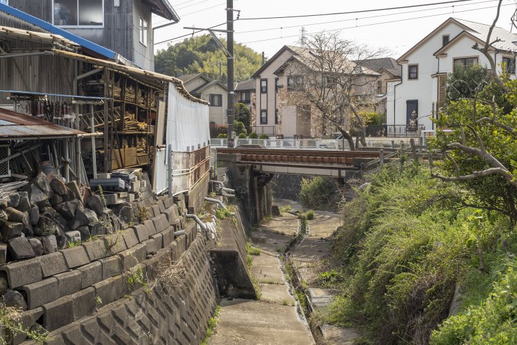 奈良川支流を渡る地点では単線分の橋台になっていた。この右手で支線と分岐していたのだろう。