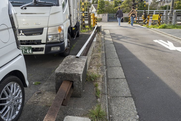 小さな踏切の脇にある古レールは軍用線時代のものと思われた。