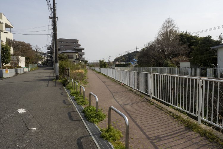 写真中心部付近に支線の線路と橋梁があったと思われる。