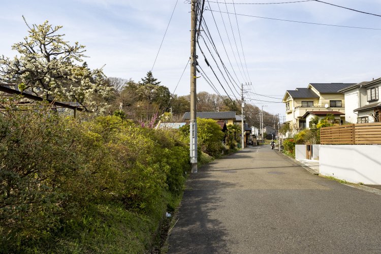 住宅地の生活道路が線路の跡だと思うのだ。カーブしている角度が線路であった名残り。