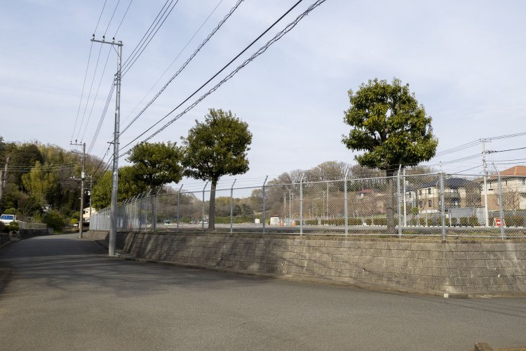 こどもの国臨時駐車場となった軍用線支線の弾薬積み込み施設の跡。外周を歩いてみるとけっこう広く感じる。米軍撮影空中写真を見ると、この撮影した場所あたりに踏切が確認できた。