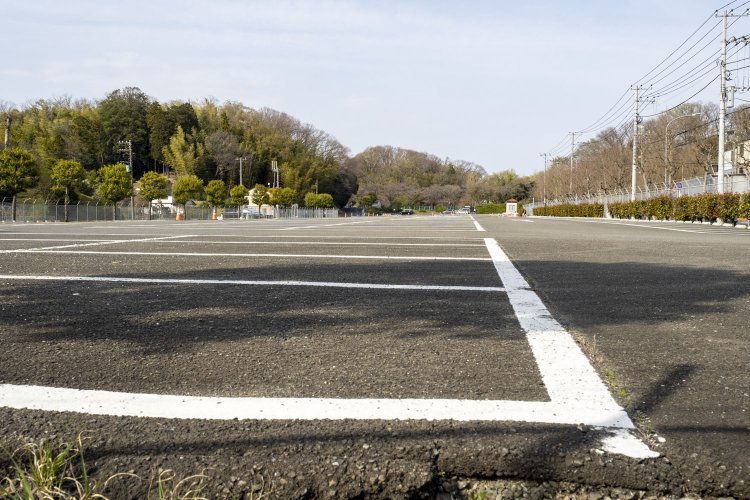 駐車場は一段高く造成したので痕跡は全く残っていない。敷地が当時を物語るのみ。奥の丘陵地帯がこどもの国、田奈弾薬庫のあった場所。