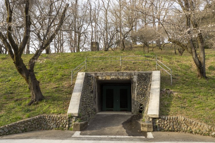 弾薬庫の前に段差がないのは意図的か、後年に撤去されたのか。