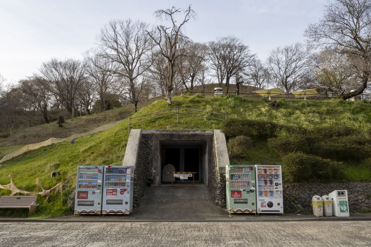 弾薬庫と自販機。