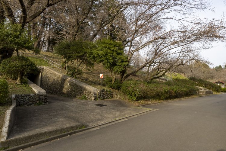 こちらの弾薬庫は奥まっており、擁壁も長細かった。