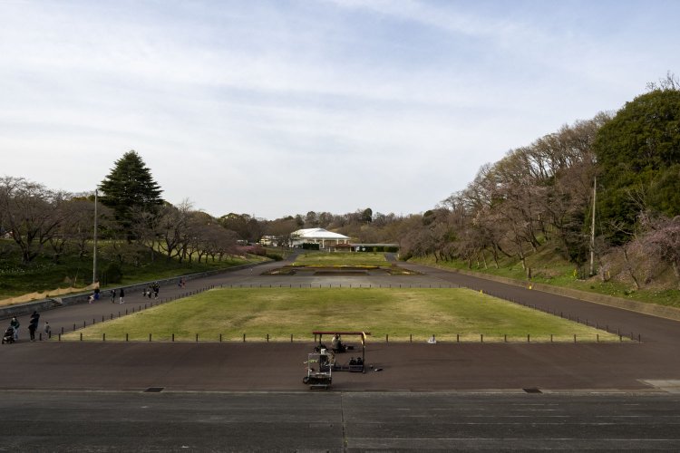 広角レンズで撮影したので狭く感じるカットだが、実際に訪れると競技場のトラックがすっぽり入るほどかなり広い。ここに弾薬積み込み用のホームと線路が並んでいた。