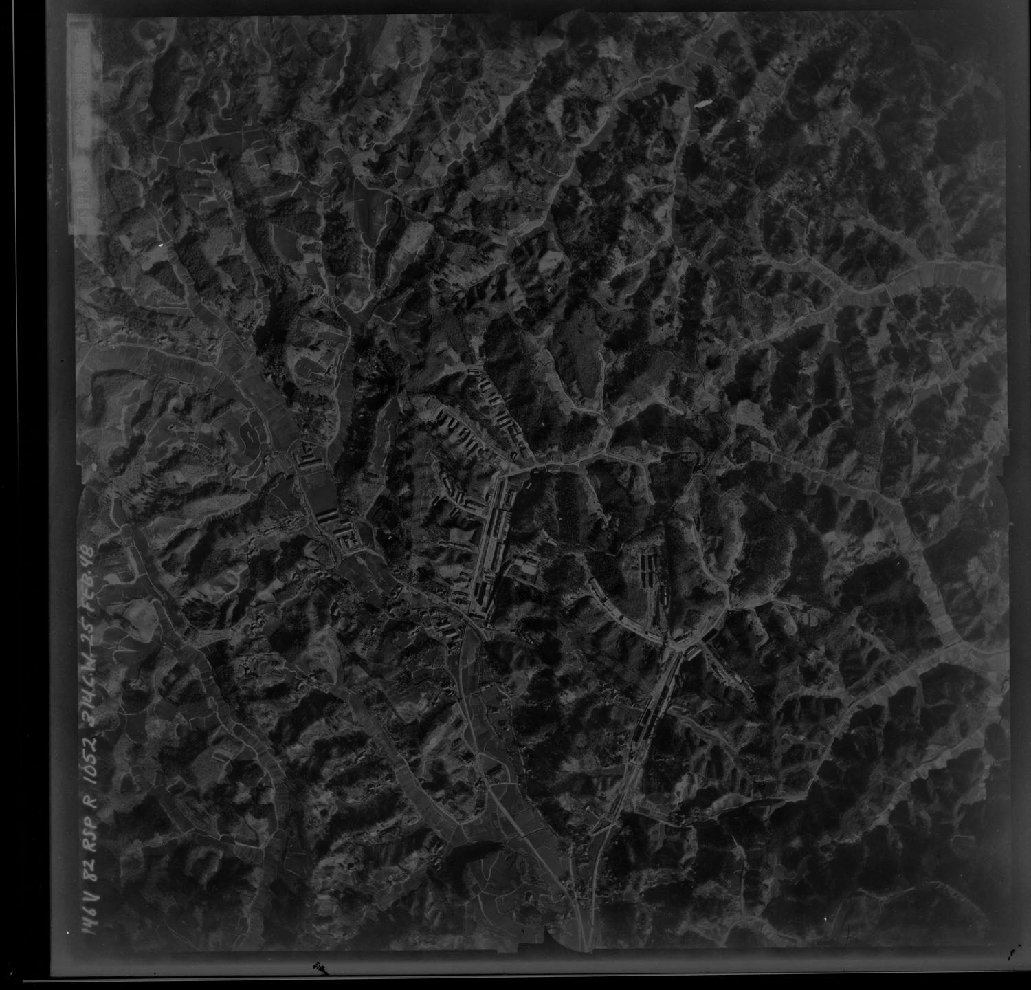 終戦2年後に米軍が撮影した田奈弾薬庫の全景。底辺が長津田駅方向である。入り組んだ谷戸地形の至るところに弾薬製造関連施設や弾薬庫の擁壁がある。北側部分は現在白鳥湖となって水没している。 国土地理院国土変遷アーカイブ、地図・空中写真閲覧サービス　1948年2月25日米軍撮影、コース：R1052 写真番号146、市区町村名：横浜市青葉区。 https://mapps.gsi.go.jp/maplibSearch.do?specificationId=198676。