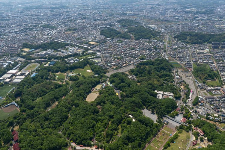 こどもの国の空撮。北側から撮影。約30万坪と言われてもピンとこないが、この写真を見ると家々の大きさからどれだけ広大か分かる。この敷地が弾薬庫であった。2014年5月9日撮影。