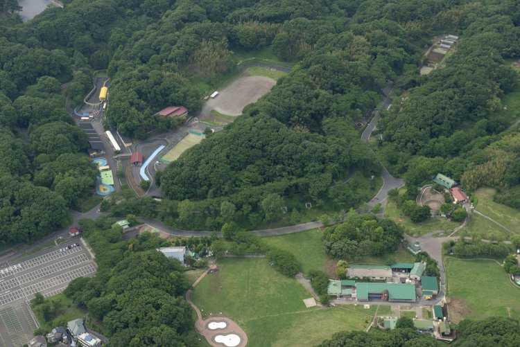 支線の終点部（臨時駐車場）と上で紹介した弾薬庫の位置関係。この距離感ならば線路が弾薬庫前まで延びていても不思議ではない。が、米軍撮影の空中写真では確認しづらかった。2014年5月9日撮影。