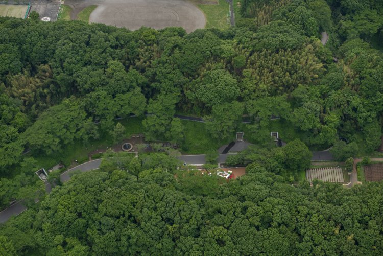 弾薬庫付近をクローズアップして空撮した。第2トンネル付近の弾薬庫で、コの字型の擁壁が弾薬庫の扉である。2014年5月9日撮影。