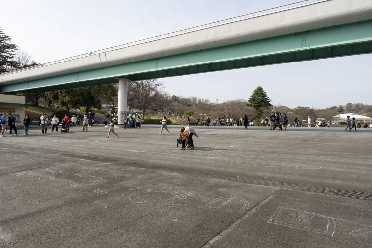 入園ゲートを入ると緩い上り坂となり、地面は子供たちのらくがき広場となっている。田奈弾薬庫の時代は平坦で、線路がいくつも分岐して貨物ホームがあった。2024年4月2日撮影（特記以外は全て同日撮影）。