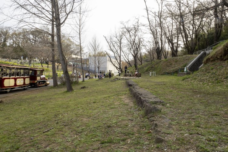 弾薬庫は周遊道路に沿って存在する。道路は周遊SL風バスが走ってくることがある。