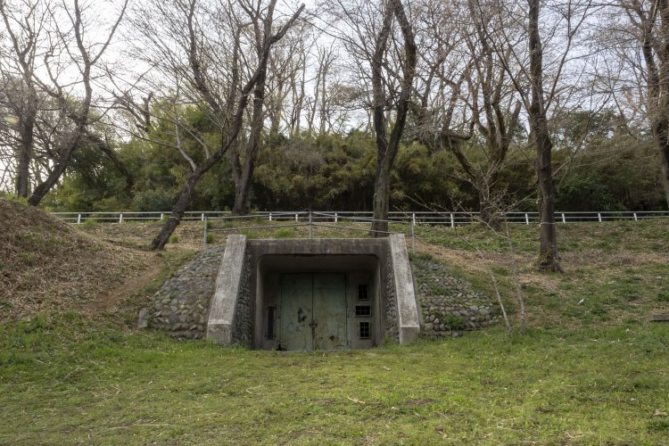弾薬庫の存在を知らなければ、ちょっと不気味なバックヤードのドアである。