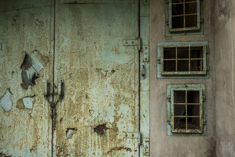 不気味と感じさせているのはおそらく格子状のランダムな小窓ではないか。目のようにも見えてしまった。