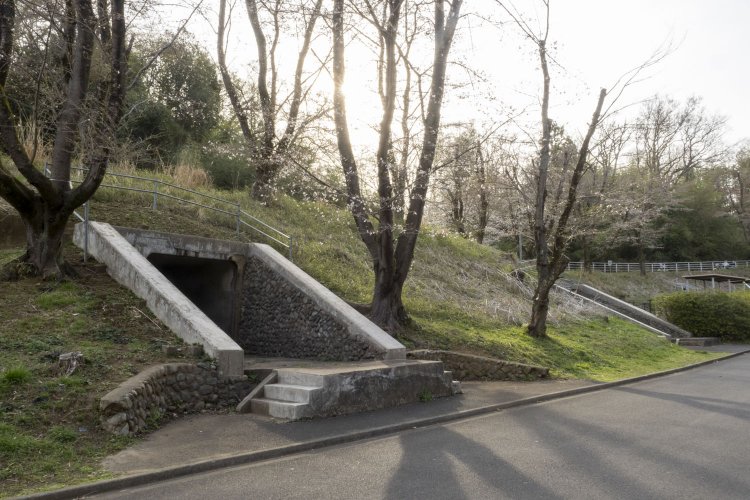 周遊道路に沿って点在する弾薬庫。トラックへ積み込みやすいよう段差がある。