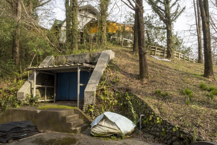 牧場付近の弾薬庫は倉庫となっていた。