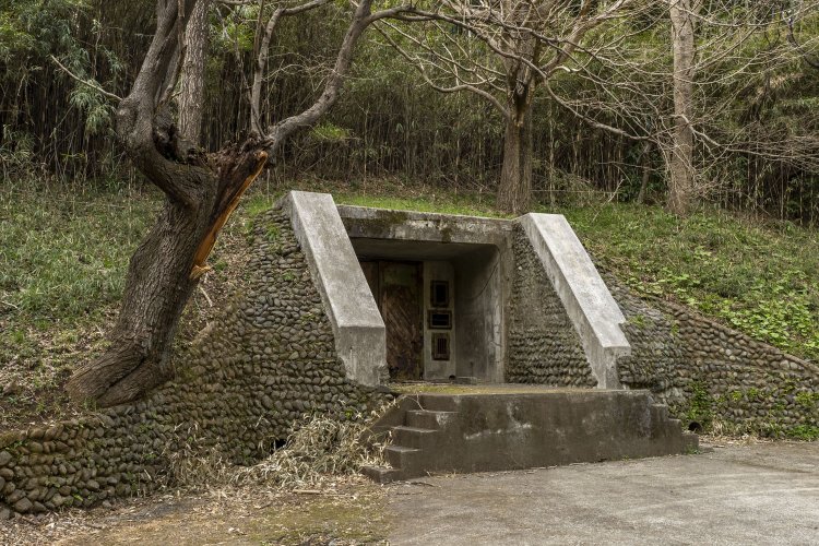 1本外側にある外周道路にも弾薬庫が残っている。この場所はあまり人が歩かないのか、ひっそりとしていた。擁壁も石積みである。