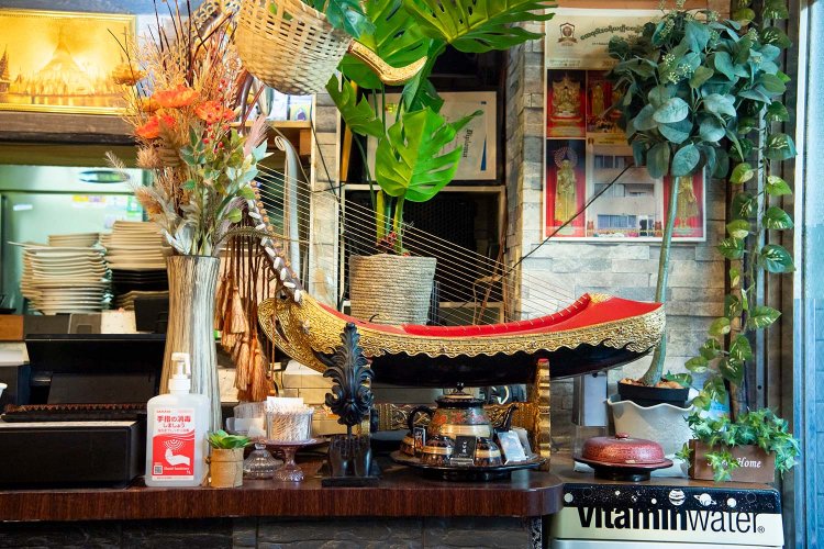 飾られているのはまさしく「ビルマの竪琴」！