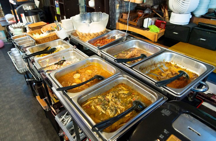 ランチビュッフェ1500円は日替わりメニューが10種ほど並び、味と量とで民族を問わず大人気。