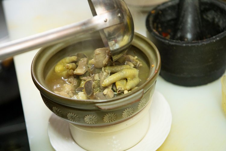 モン族のソウルフード、チャッタースープを仕込んでいく。