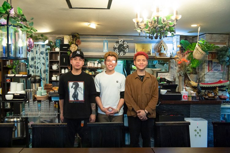 ティン・トゥ・ルィンさん（右）、ラ・ミン・カンさん（中）たち兄弟が店を支える。