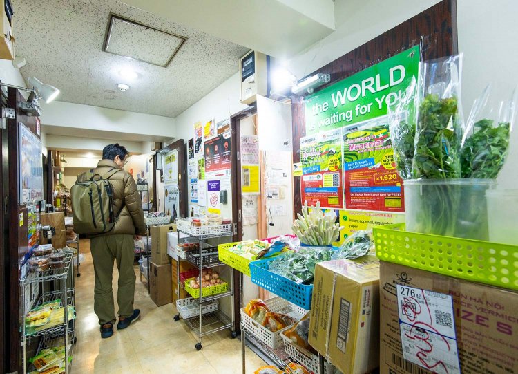 高田馬場駅前のビル・タックイレブンの8階と9階はミャンマー食材の宝庫。