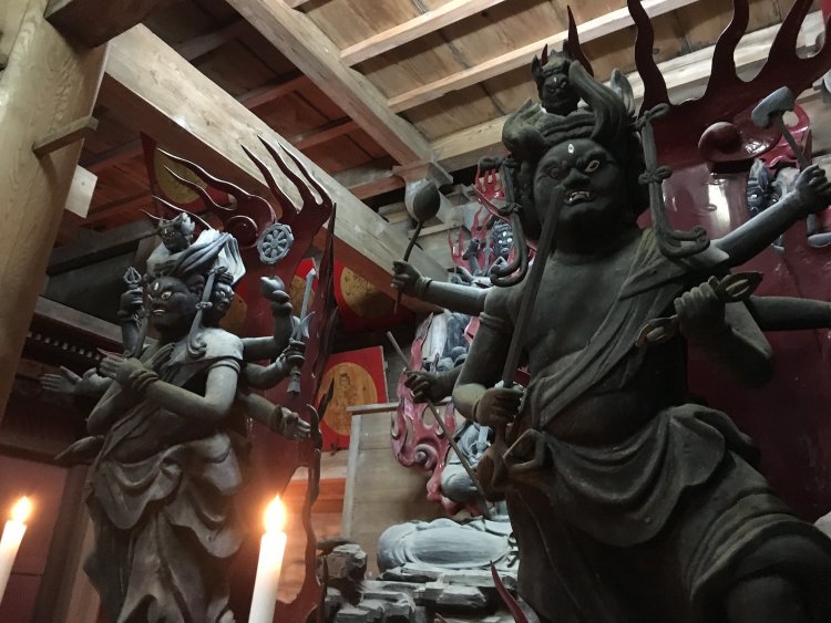 近くで各像をじっくり拝観できる。