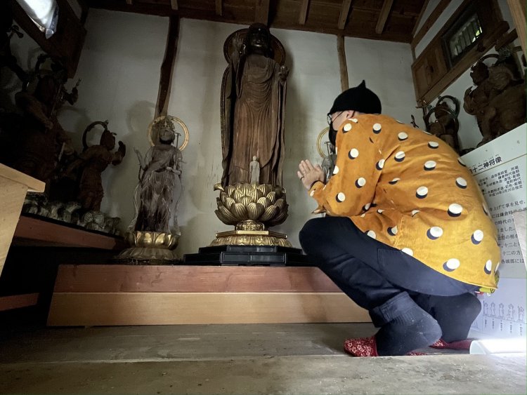 仏像に取り囲まれる稀有な体験。
