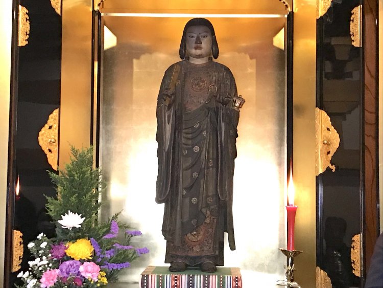 親鸞は聖徳太子を信仰していた。