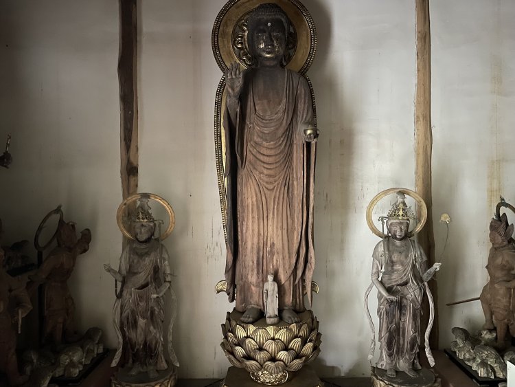 村の方にお願いしてお堂を開けてもらう。