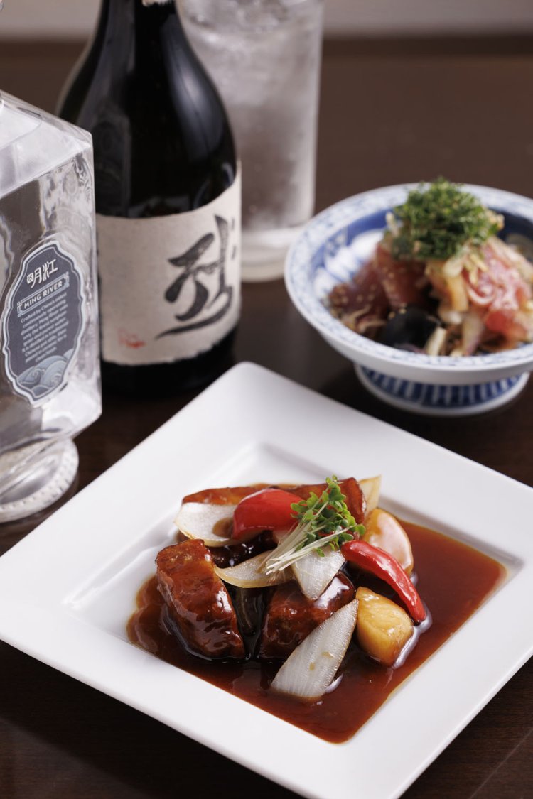 黒酢酢豚935円、白酒550円、麦焼酎「釈云麦」660円。