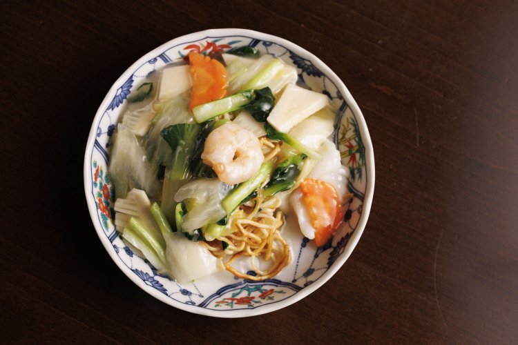 締めにぴったりな五目あんかけ焼きそば塩880円。