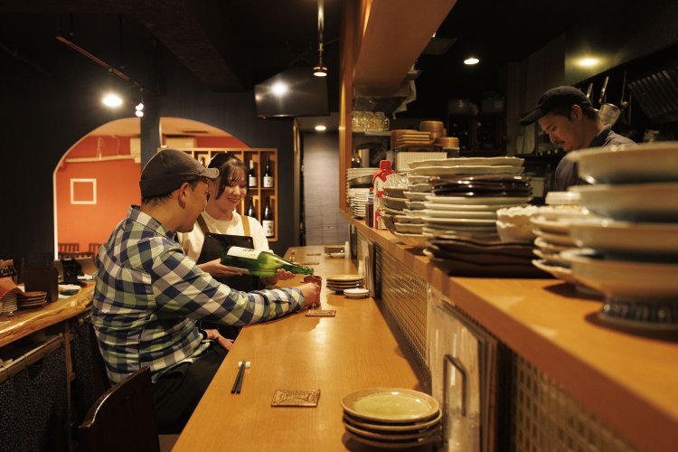 カウンターや個室など全26席を設ける。