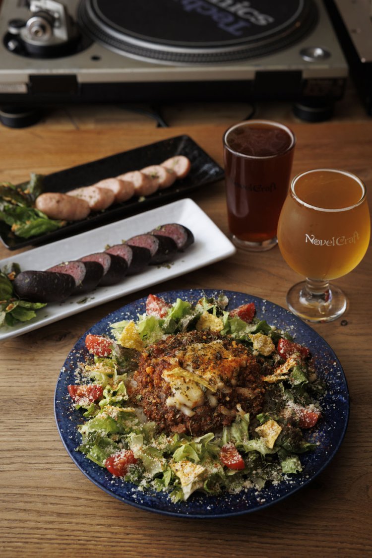 スウェーデンや茅ケ崎のブルワリーのクラフトビールはタコライス850円などと味わいたい。