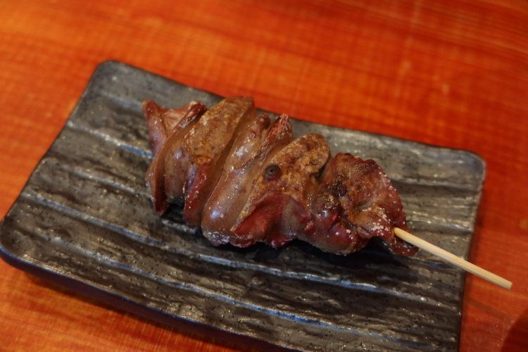 3本目の白レバーは『APOLLO』の看板メニュー。ぷりぷりで臭みがなく、普段レバーを進んで頼まない私でも大変おいしくいただけた。