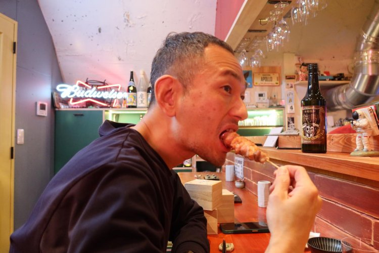 4本目のもも。「うまー！」と幸せそうに頬張る。