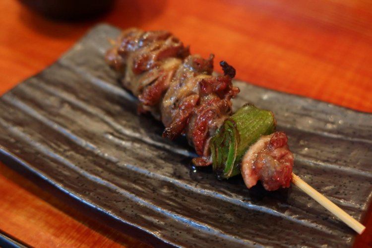 1本目のハツモトは脂の旨味と肉の弾力を同時に楽しめる。これがおいしすぎて衝撃でした。