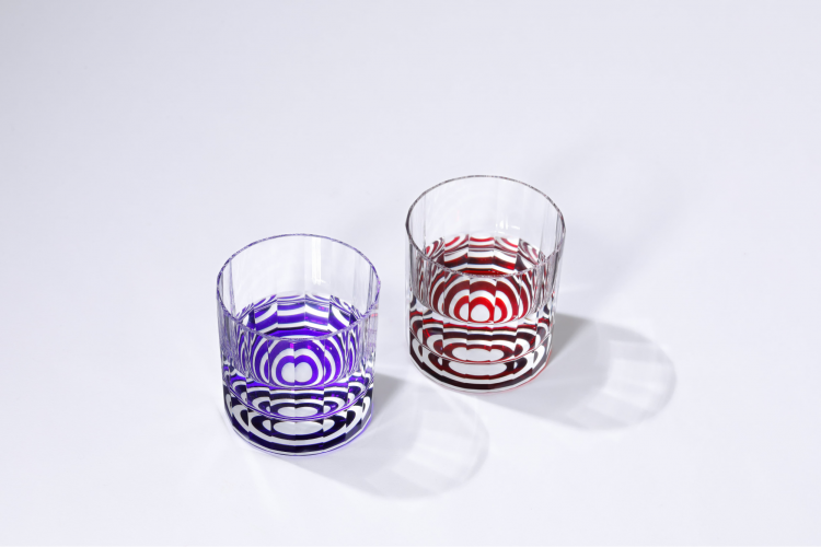 東京都知事賞を獲得した「蛇ノ目切子」。うっとりするほど美しい和酒専用の江戸切子だ。(写真＝『椎名切子（GLASSーLAB）』提供)