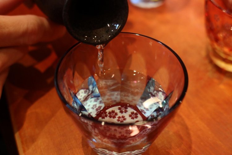 今回は特別に、わざわざグラスを持参しデモンストレーションしてくださった！　酒を注ぐと、底面の絵が万華鏡みたいに広がる。