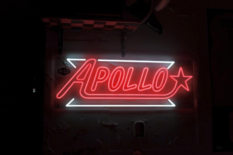 エレベーターの扉が開いたらばばんと出迎えてくれるネオン。