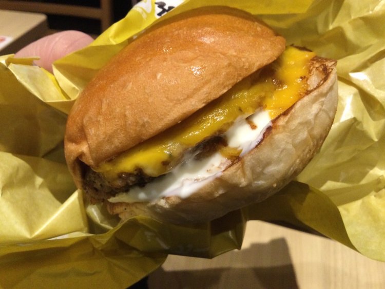 「背徳チーズ絶品チーズバーガー」は4種類のチーズを豪快に使いすぎた『ロッテリア』の今。通常の3倍という「300%」なんてインフレバーガーも。