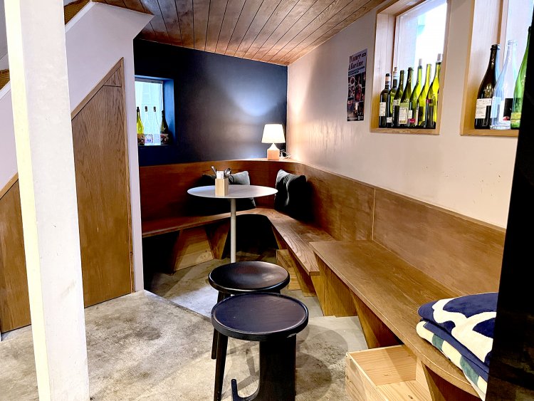 モーニングタイムは1階のみ使用可。窓際に置かれた様々な色のボトルが朝日に照らされてキレイだ。