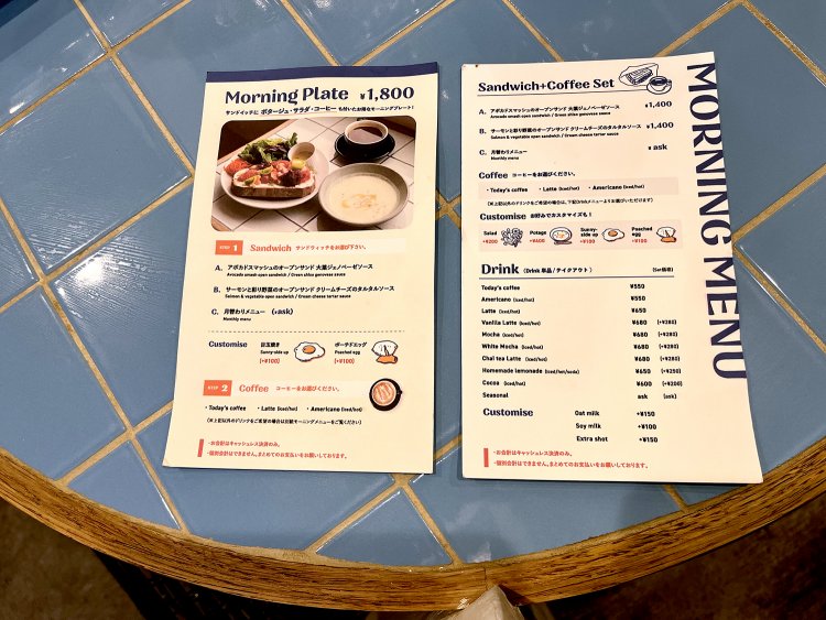 モーニングはオープンサンドをメインにサラダやドリンクなどを組み合わせられる。