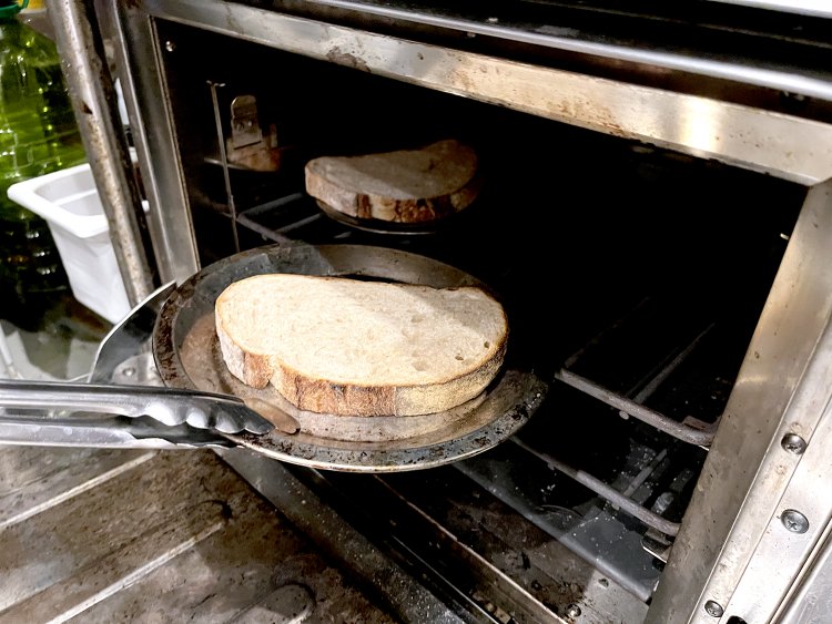 カンパーニュをオーブンで焼く。