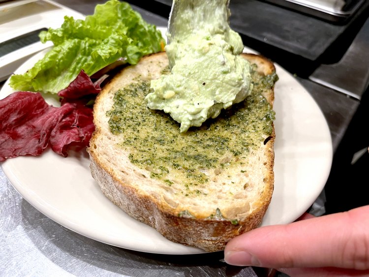 パンが焼けると大葉のジェノベーゼソースとアボカドをのせる。