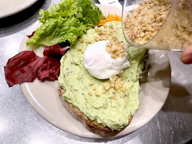 さらにポーチドエッグをのせ、砕いたクルミをたっぷり。レモンや水切りヨーグルト、ラディッシュ、ディルを飾って完成だ。