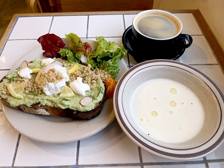 モーニングプレート1800円にポーチドエッグ100円をトッピング。