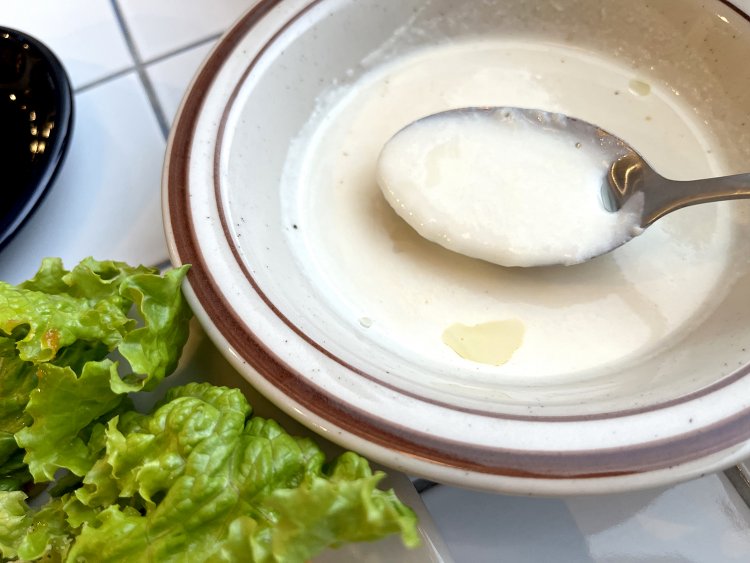 取材当日のスープはカブのポタージュ。ひとさじすくって飲むと、上にかけたオリーブオイルがフワッと香る。